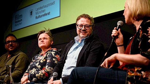 Festakt 40 Jahre Filmstadt München im Filmmuseum | Panel „2034 im Blick: Visionen für ein neues Jahrzehnt Filmkultur in München“ mit Monika Haas (Geschäftsführerin Filmstadt München e.V.), Konstantinos Mitsis (Griechische Filmwoche München und stellvertretender Vorstandsvorsitzender Filmstadt München e.V.), Sanne Kurz (Abgeordnete Grüne Fraktion Landtag Bayern), Lars Mentrup (Stadtrat SPD / Volt-Fraktion), Moderation: Christina Wolf (Journalistin und Moderatorin Bayerischer Rundfunk) ©Ronny Heine