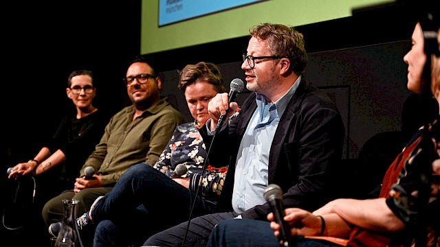 Festakt 40 Jahre Filmstadt München im Filmmuseum | Panel „2034 im Blick: Visionen für ein neues Jahrzehnt Filmkultur in München“ mit Monika Haas (Geschäftsführerin Filmstadt München e.V.), Konstantinos Mitsis (Griechische Filmwoche München und stellvertretender Vorstandsvorsitzender Filmstadt München e.V.), Sanne Kurz (Abgeordnete Grüne Fraktion Landtag Bayern), Lars Mentrup (Stadtrat SPD / Volt-Fraktion), Moderation: Christina Wolf (Journalistin und Moderatorin Bayerischer Rundfunk) ©Ronny Heine