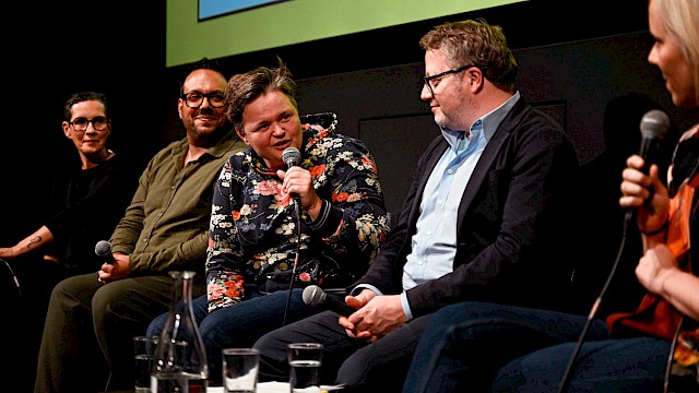 Festakt 40 Jahre Filmstadt München im Filmmuseum | Panel „2034 im Blick: Visionen für ein neues Jahrzehnt Filmkultur in München“ mit Monika Haas (Geschäftsführerin Filmstadt München e.V.), Konstantinos Mitsis (Griechische Filmwoche München und stellvertretender Vorstandsvorsitzender Filmstadt München e.V.), Sanne Kurz (Abgeordnete Grüne Fraktion Landtag Bayern), Lars Mentrup (Stadtrat SPD / Volt-Fraktion), Moderation: Christina Wolf (Journalistin und Moderatorin Bayerischer Rundfunk) ©Ronny Heine